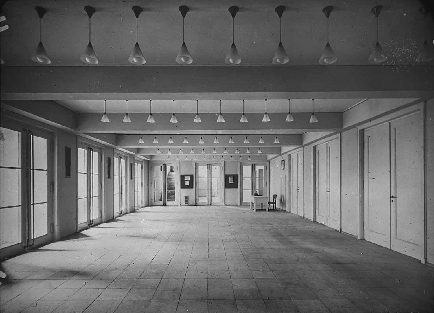 Foto, schwarz-weiß, innen: langgezogene Wandelhalle.
