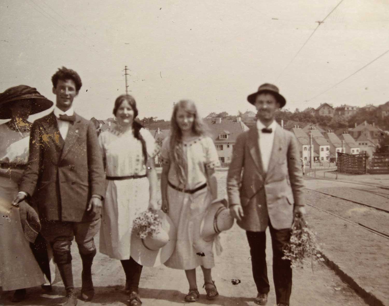 Foto, schwarz-weiß, außen: Fünf Personen in Sommerkleidung