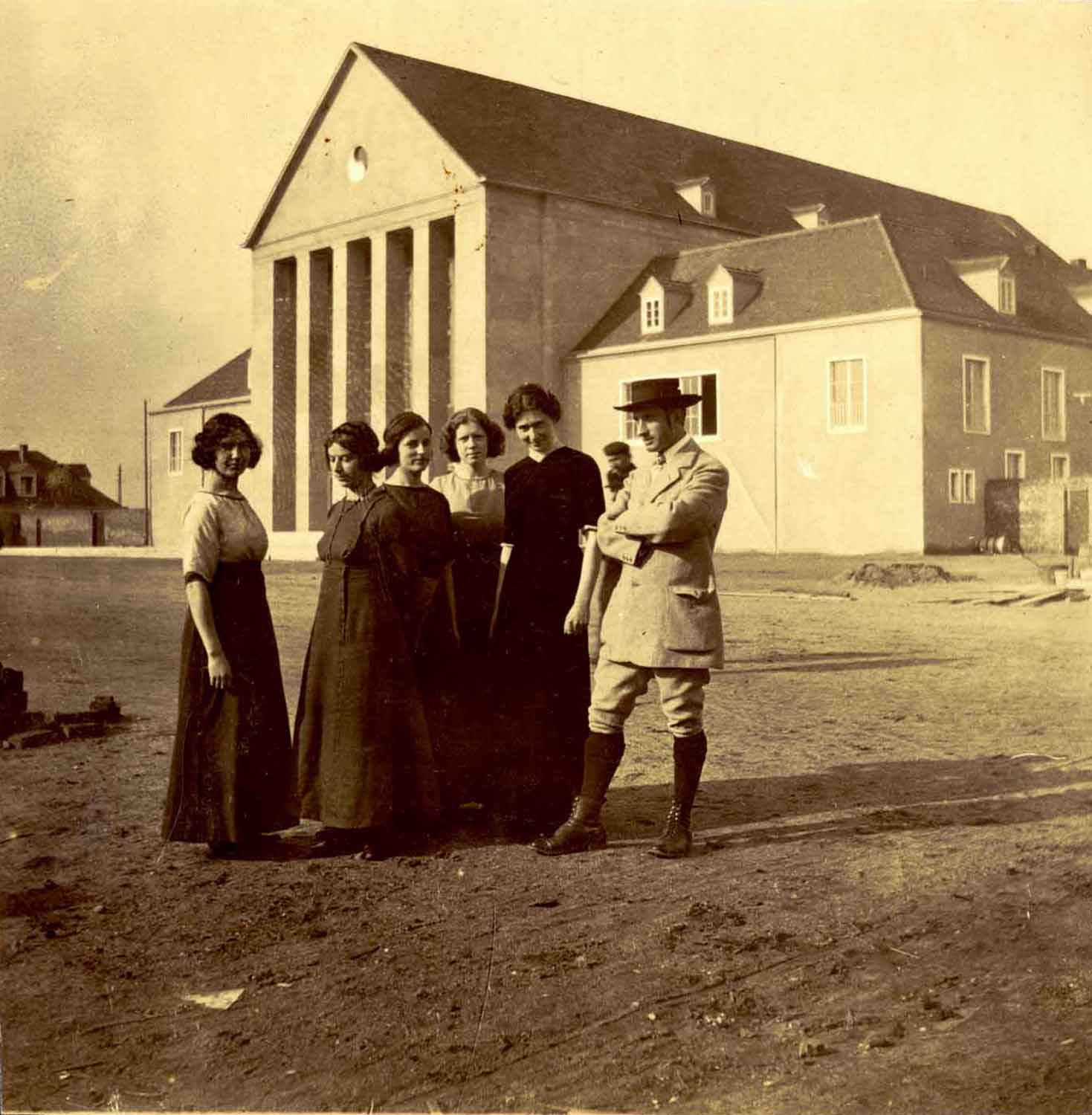 Foto, schwarz-weiß, außen: Fünf Frauen und ein Mann in Sommerkleidung.