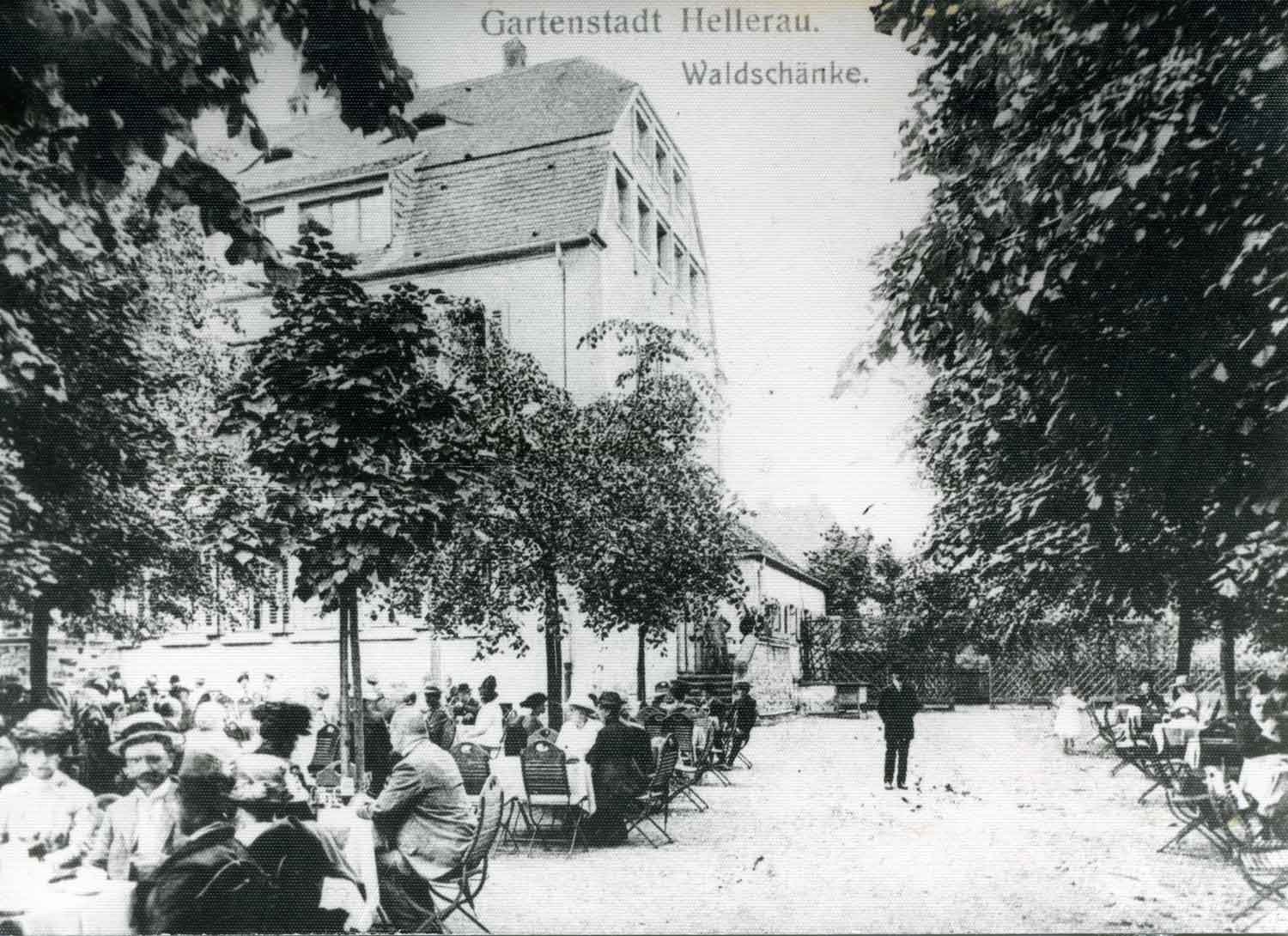 Foto, schwarz-weiß: Im Hintergrund die Waldschänke, vorne der Biergarten unter Bäumen mit Ausflugsgästen.